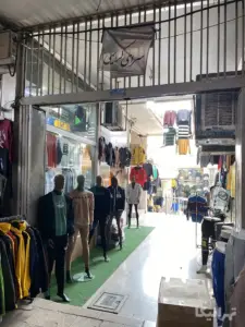 پوشاک مردانه چیده شده در سرتاسر ورودی پاساژ کریمی بازار