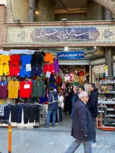 مردم در حال عبور و خرید در ورودی پاساژ کویتیهای تهرانچی بازار