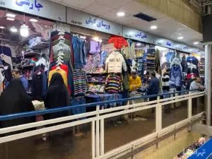 مردم در حال خرید از پاساژ کویتیهای رضایی بازار