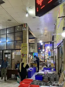 چند نفر در حال تردد در پاساژ کویتیهای پرسپولیس بازار