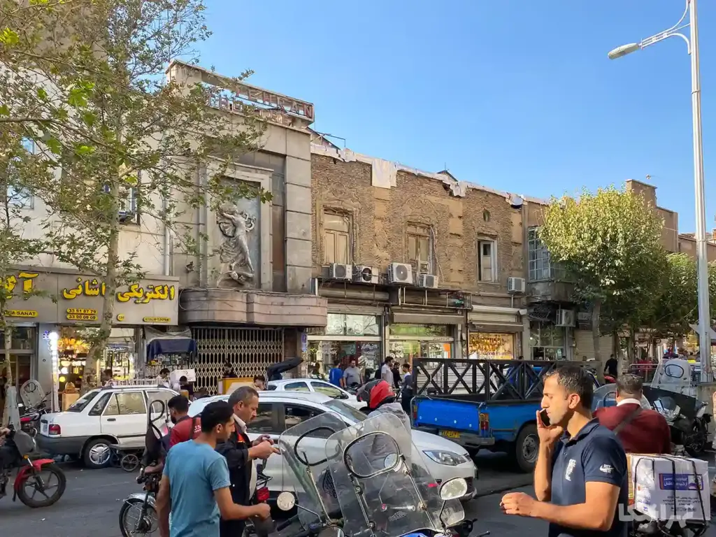 مردم در حال تردد در خیابان لاله زار مقابل پاساژ گراند هتل لاله‌زار و تئاتر نصر