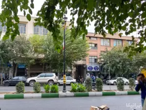 چند نفر در حال تردد از مقابل پاساژ ۲۴ فردوسی