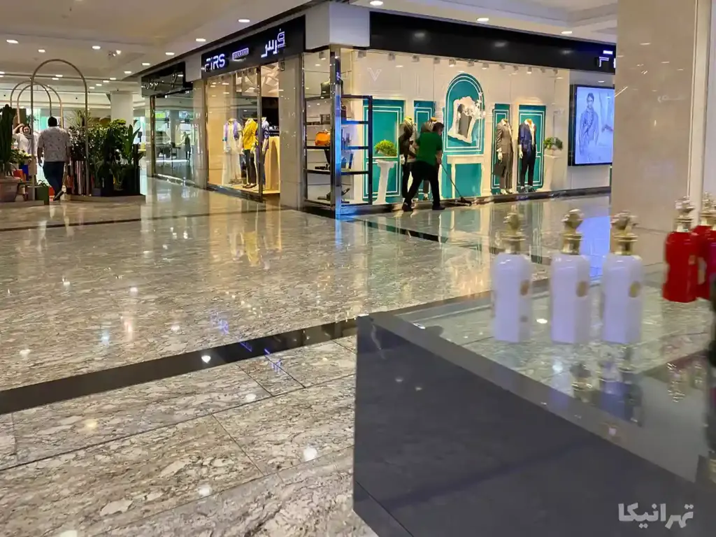 چند نفر در حال تردد در پالادیوم
