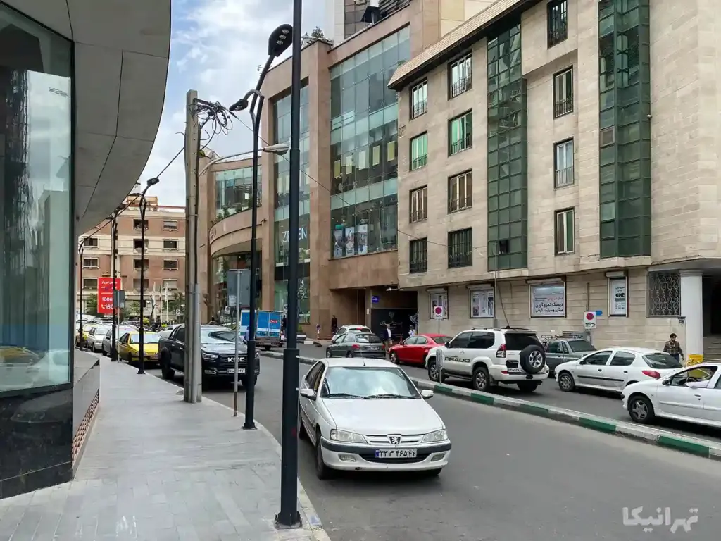 ماشین‌ها در حال تردد از مقابل پاساژ پالادیوم