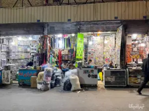 فروشندگان نشسته داخل مغازه‌ّای خرازی بازار پاچنار