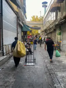 مردم در حال عبور و مرور در بازار پله نوروزخان