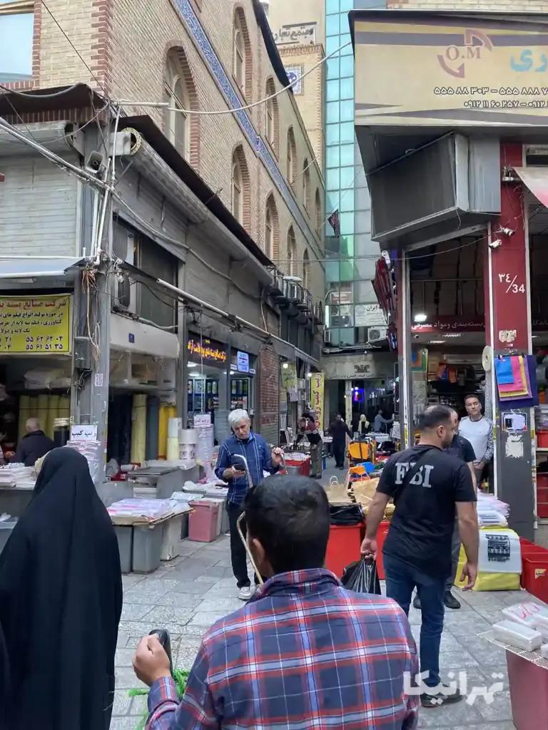 مردم درحال عبور و مرور در بازار پله‌نوروزخان بازار