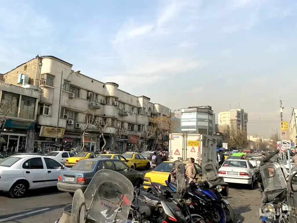 ترافیک ماشین‌ها در چهارراه گلوبندک