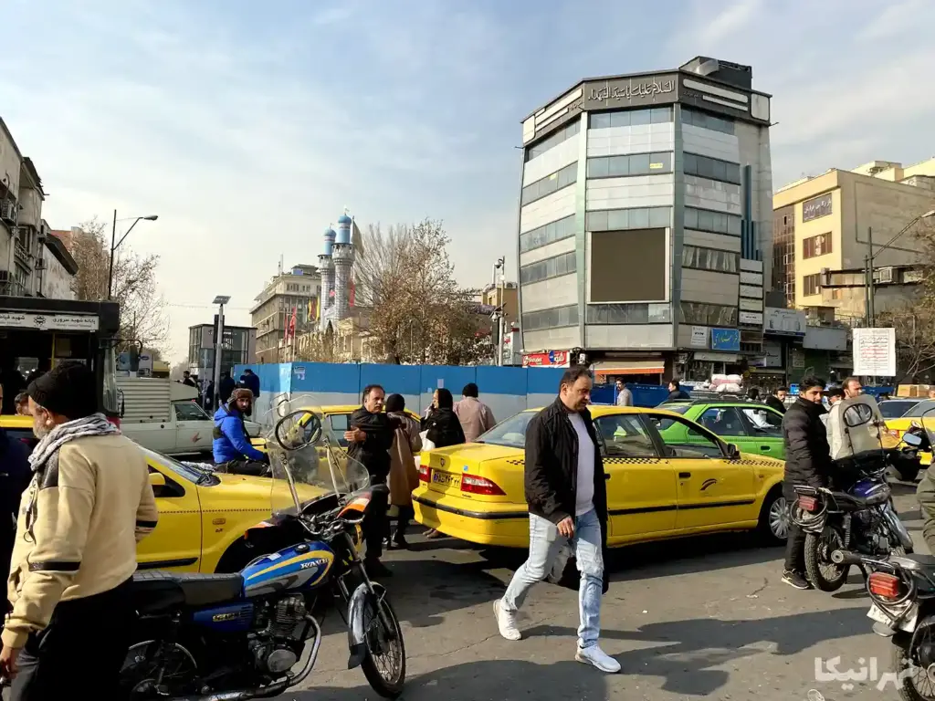 مردم در حال تردد در چهارراه گلوبندک