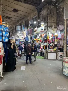 مردم در حال تردد در چهارسوق کوچک بازار