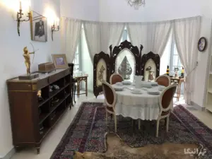 میز، پاروان و کمد ظروف در اتاق غذاخوری کوشک احمدشاهی