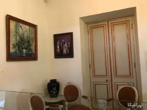 قاب عکس‌های آویزان‌شده در اتاق آجودان کوشک احمدشاهی