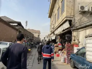 مردم درحال عبور از کوچه احمدی بازار