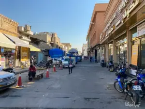 مردم در حال تردد در کوچه احمدی بازار