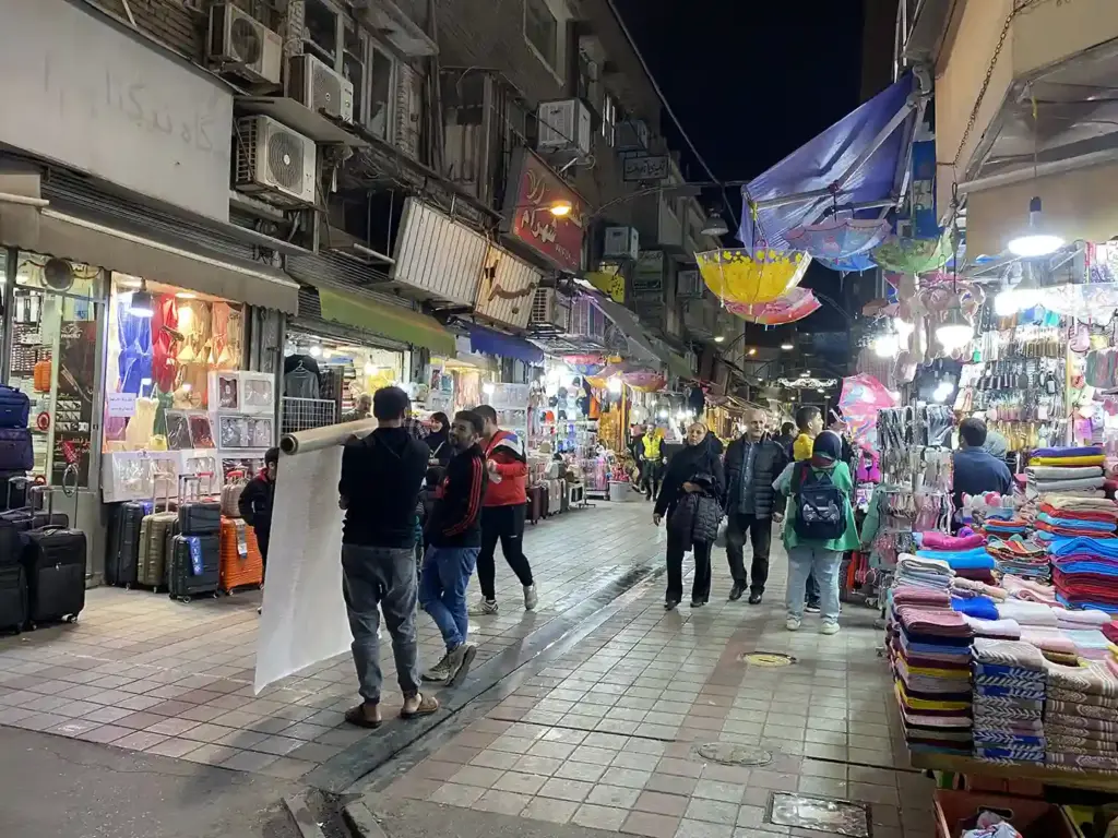 مردم در حال تردد در کوچه برلن