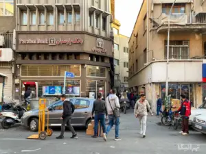 مردم در حال تردد در کوچه تابان خیابان ملت