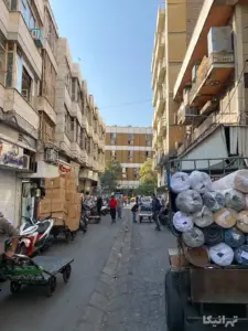 مردم در حال تردد در کوچه جابرزاده باغ سپهسالار