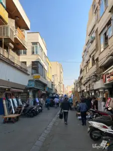 مردم در حال تردد در کوچه جابرزاده باغ سپهسالار