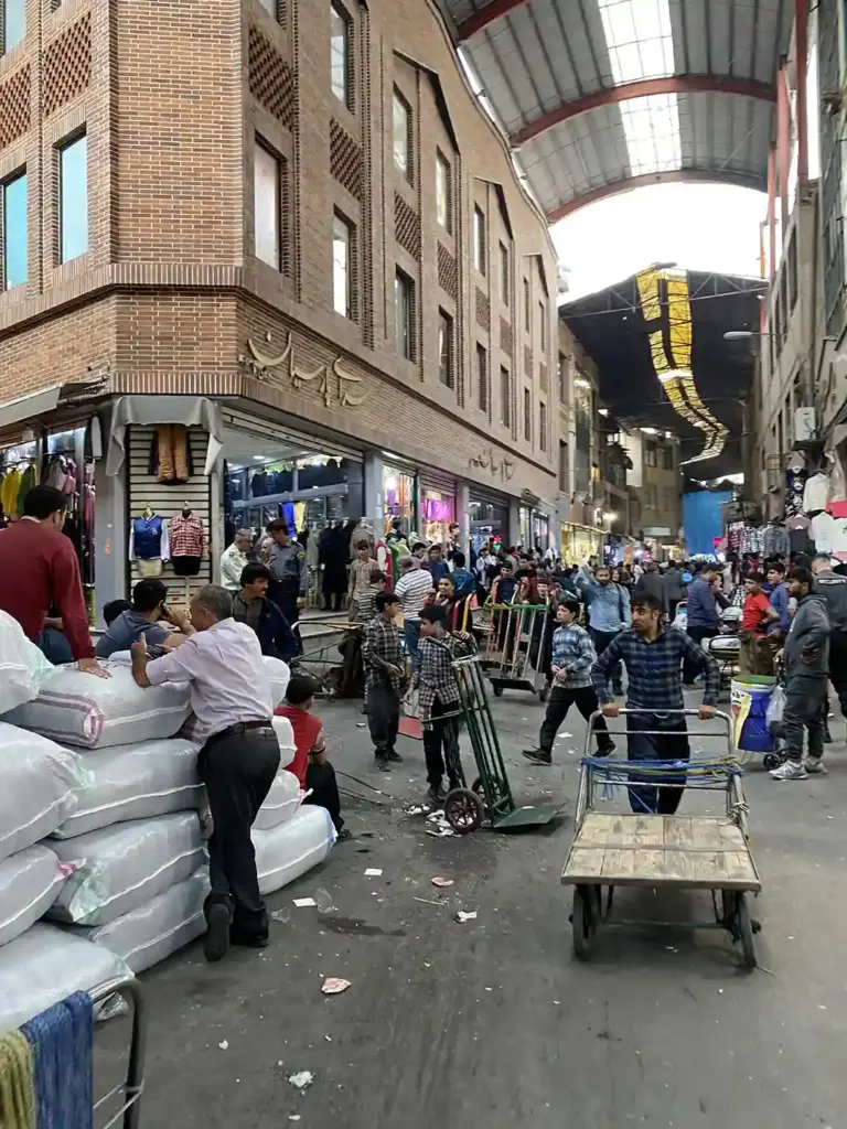 مردم در حال تردد در کوچه حمام چال بازار