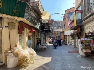 مردم در حال تردد در کوچه رفاهی