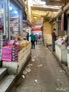 مردم در حال تردد در کوچه شیخ‌رضای بازار