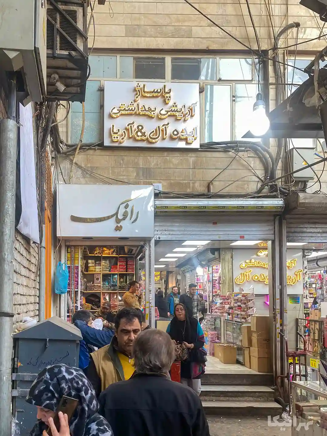 مردم در حال تردد در کوچه شیخ‌رضای بازار