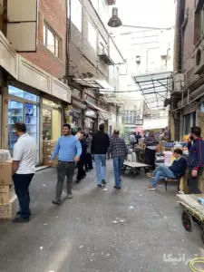 مردم در حال تردد در کوچه شیخ‌علی بازار