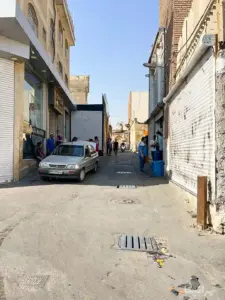 چند نفر ایستاده یا در حال تردد در کوچه عابدین‌زاده بازار