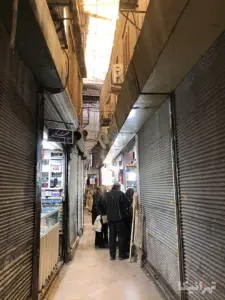 چند نفر در حال خرید در کوچه مجید بازار