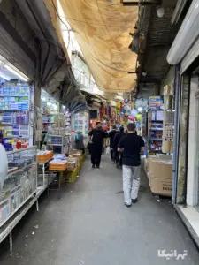 مردم درحال عبور و مرور در کوچه مسجدجامع بازار