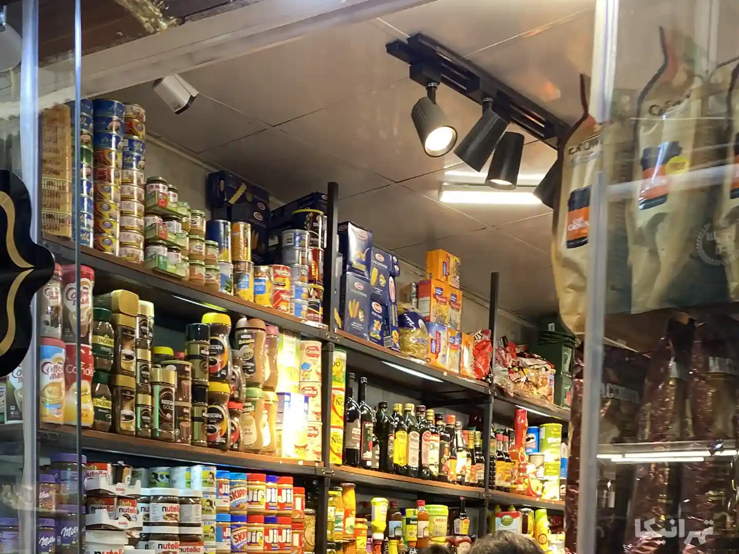 قفسه مواد غذایی خارجی مغازه‌ای در کوچه معظم‌الدوله