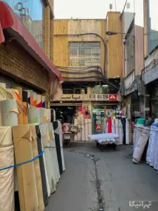 پارچه‌های چرم چیده‌شده در کناره‌های کوچه منوچهرخانی بازار