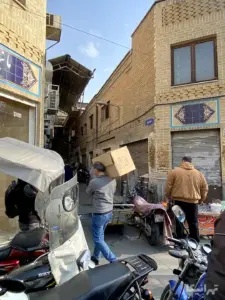 مردم در حال تردد در خیابان خیام در ابتدای کوچه منوچهرخانی یکم