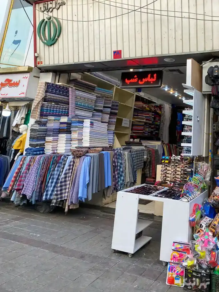 ویترین مغازه‌های پارچه و عینک فروش کوچه مهران
