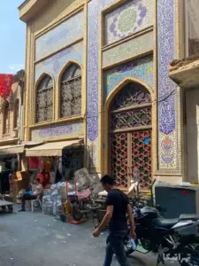 مردی درحال عبور از جلوی مسجد حضرتی کوچه ارامنه بازار