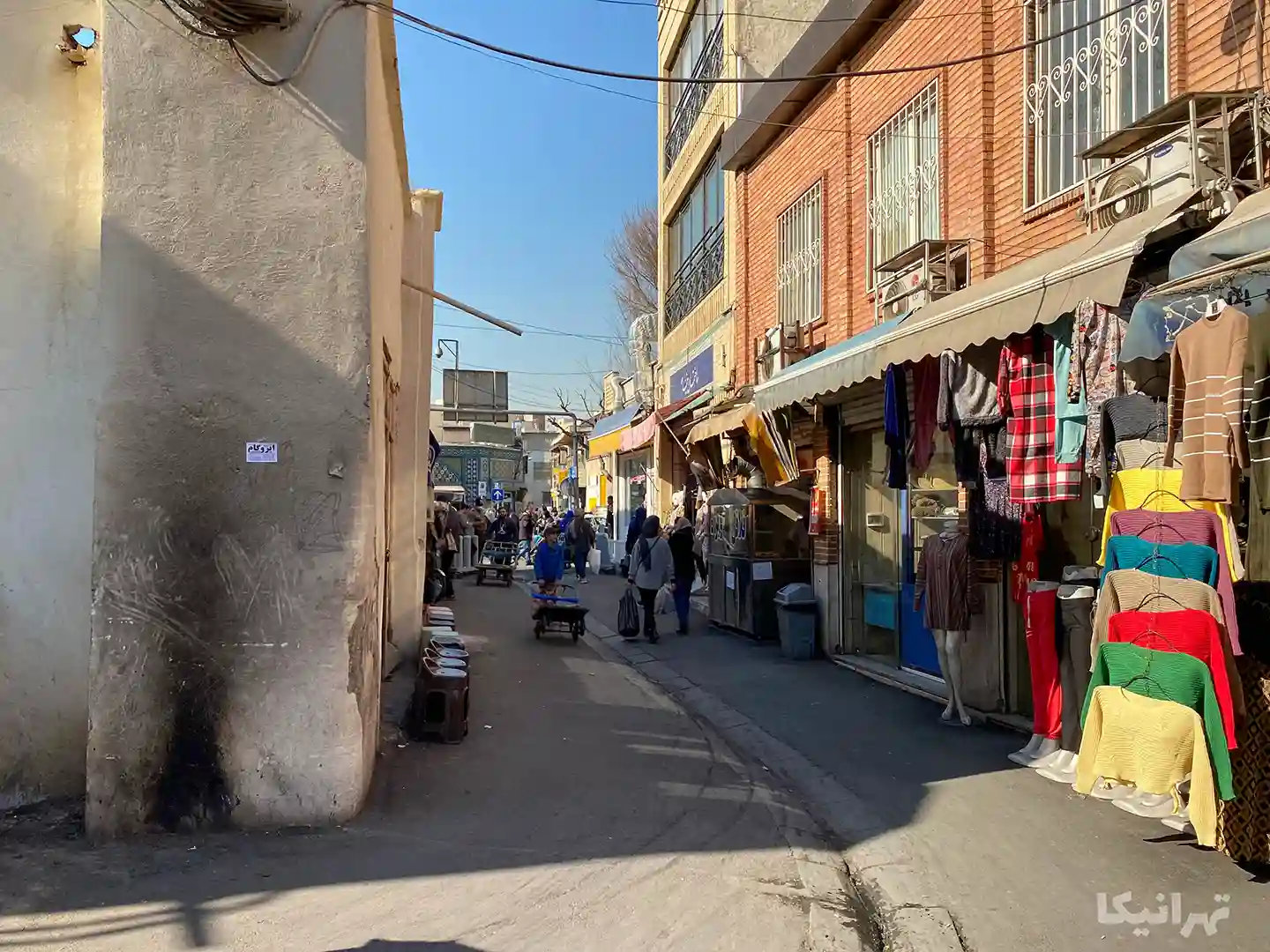 مردم در حال تردد در کوچه کربلایی بازار نزدیک خیابان خیام