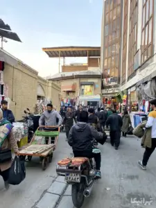 مردم در حال تردد در کوچه مهدوی بازار