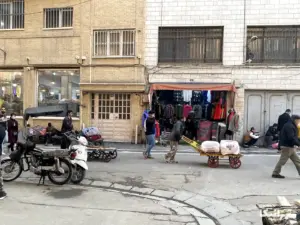 مردم در حال تردد در کوچه مهدوی بازار